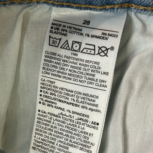 Old Navy Women’s Plus Size Boyfriend Cuffed Distressed Jeans Size 28 - Picture 6 of 7